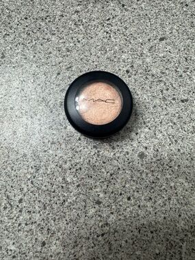 MAC Cosmetics Peachy Champagne Shimmer eyeshadow - a natural flirt